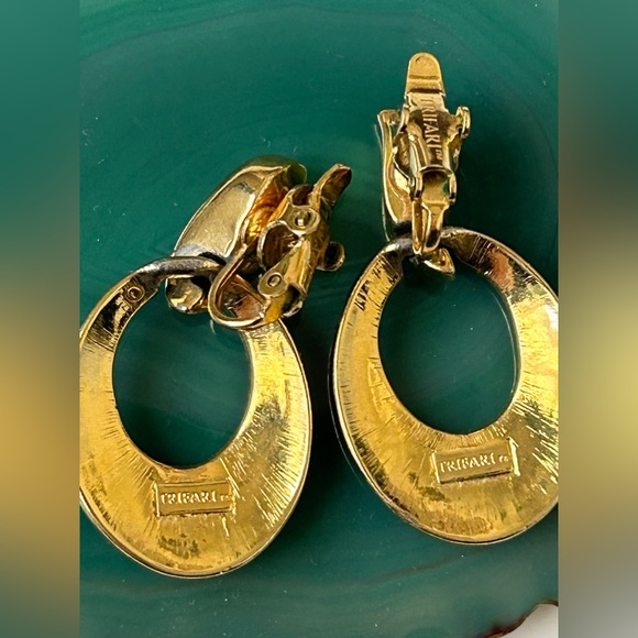 Vintage TRIFARI Dangle Clip On Earrings Black Enamel and Gold Tone. - Picture 3 of 8